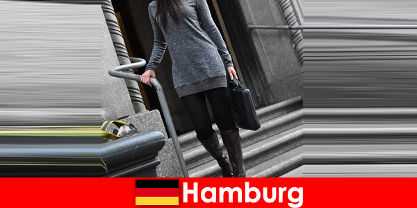 优雅的女士在汉堡呵护旅客与独家谨慎护送服务