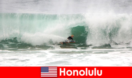 岛屿天堂火奴鲁鲁为业余爱好者和专业冲浪者提供完美的波浪