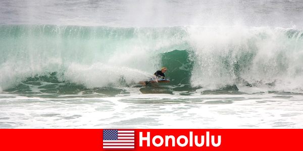 岛屿天堂火奴鲁鲁为业余爱好者和专业冲浪者提供完美的波浪