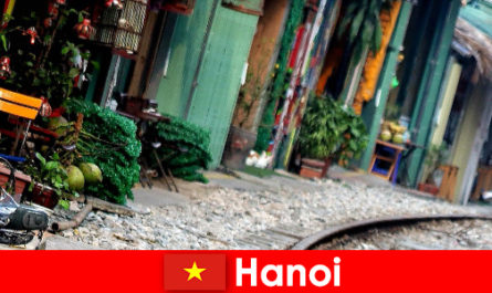 河内是越南迷人的首都，街道狭窄，有轨电车