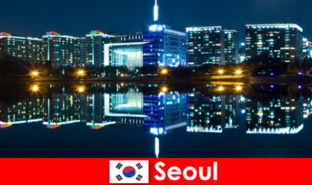 韩国首尔是一个迷人的城市，展示传统与现代