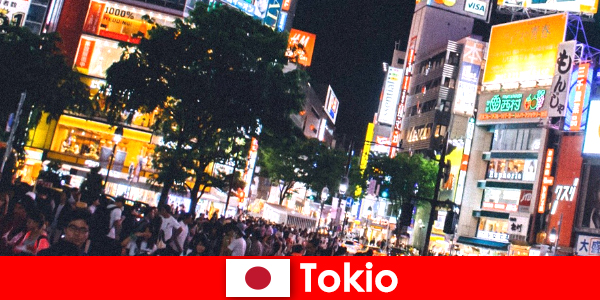 东京在闪烁的霓虹灯城市里为度假者提供完美的夜生活