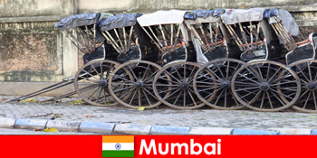 印度孟买为游客提供人力车穿过满街