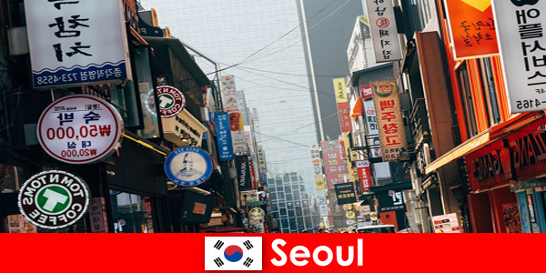 首尔在韩国令人兴奋的城市灯光和广告夜间游客