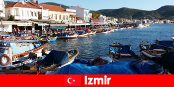 土耳其伊兹密尔市和海滩之间的活动旅客通勤