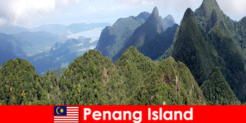度假者在马来西亚槟城岛用缆车探索大自然