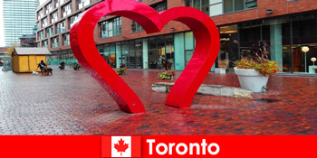 加拿大多伦多作为一个丰富多彩的城市体验外国客人作为一个多元文化的大都市