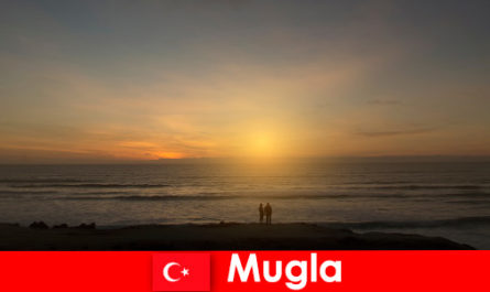 夏季旅行在穆格拉土耳其与风景如画的海湾的心脏游客在爱