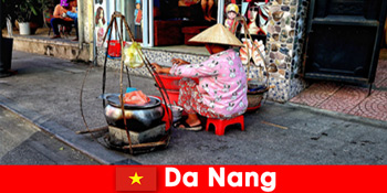 陌生人沉浸在大港街头美食的世界里越南