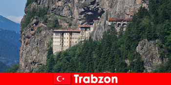 土耳其特拉布宗的古代修道院遗址邀请好奇的游客参观
