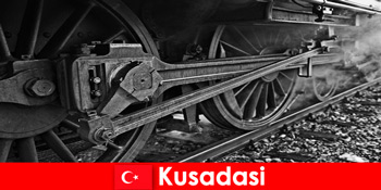 业余爱好者游客参观土耳其库萨达斯的旧机车露天博物馆