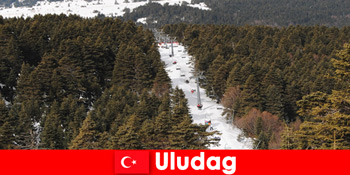 现在是滑雪者前往乌鲁达土耳其的热门假期之旅