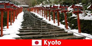 日本京都美丽的冬季风光，适合水疗度假者