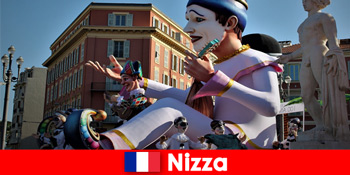 嘉年华主义者与家人一起前往尼斯法国的传统狂欢节游行之旅