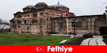 土耳其费特希耶的爱好考古学为年轻人和老年人游客