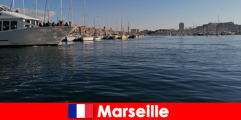在法国马赛港口为游客享用美味的地中海美食