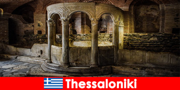 度假者参观希腊塞萨洛尼基的清真寺教堂和修道院