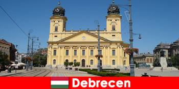 探索匈牙利德布勒森的艺术和历史游客