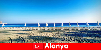 推荐 在土耳其阿拉尼亚享受假期，孩子们在海滩上游泳
