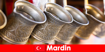 在土耳其马尔丁的东方市场购物和餐饮