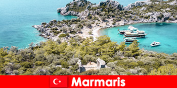阳光海滩和蓝色之旅等待着土耳其马尔马里斯的度假者