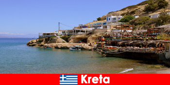 克里特岛度假者在希腊体验当地美食和大自然