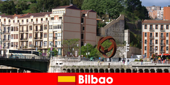 西班牙毕尔巴鄂城市之旅，包括来自世界各地的文化游客