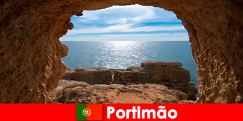 年轻度假者前往葡萄牙波尔蒂芒的廉价旅行